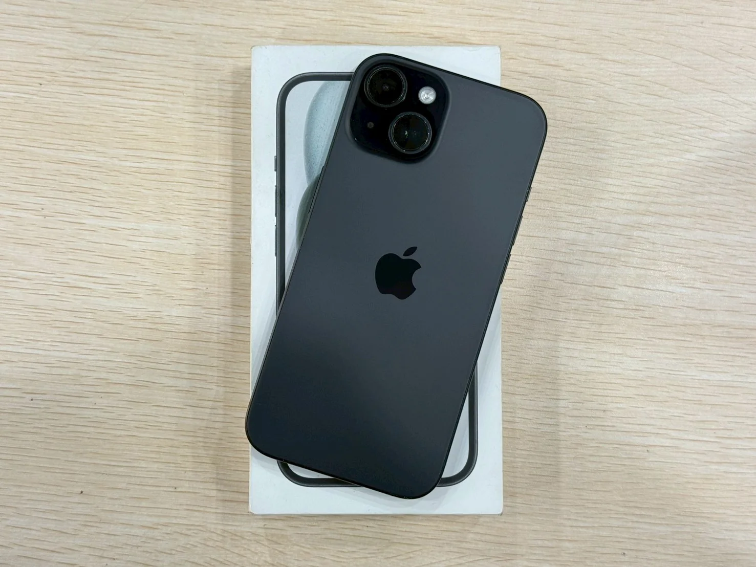 ตัวอย่างการถ่ายภาพตัวเครื่อง iPhone 15 สีดำประกอบการประเมินราคา