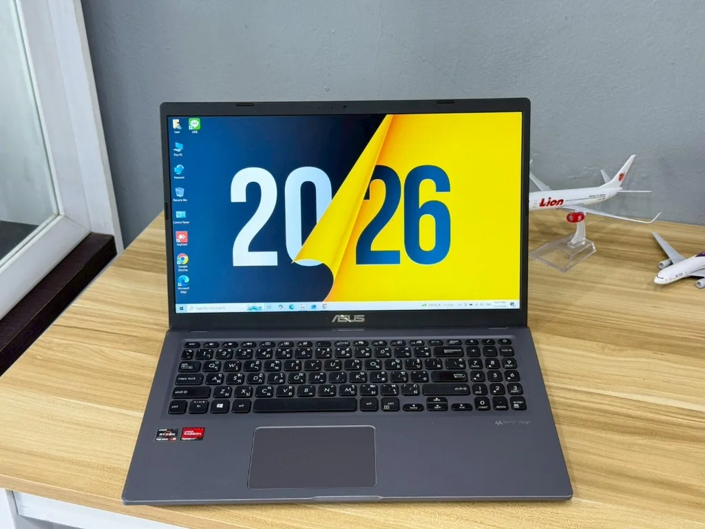 ตัวอย่างโน๊ตบุ๊ค Asus Vivobook OLED บนโต๊ะที่นัดตรวจรับสภาพจริง